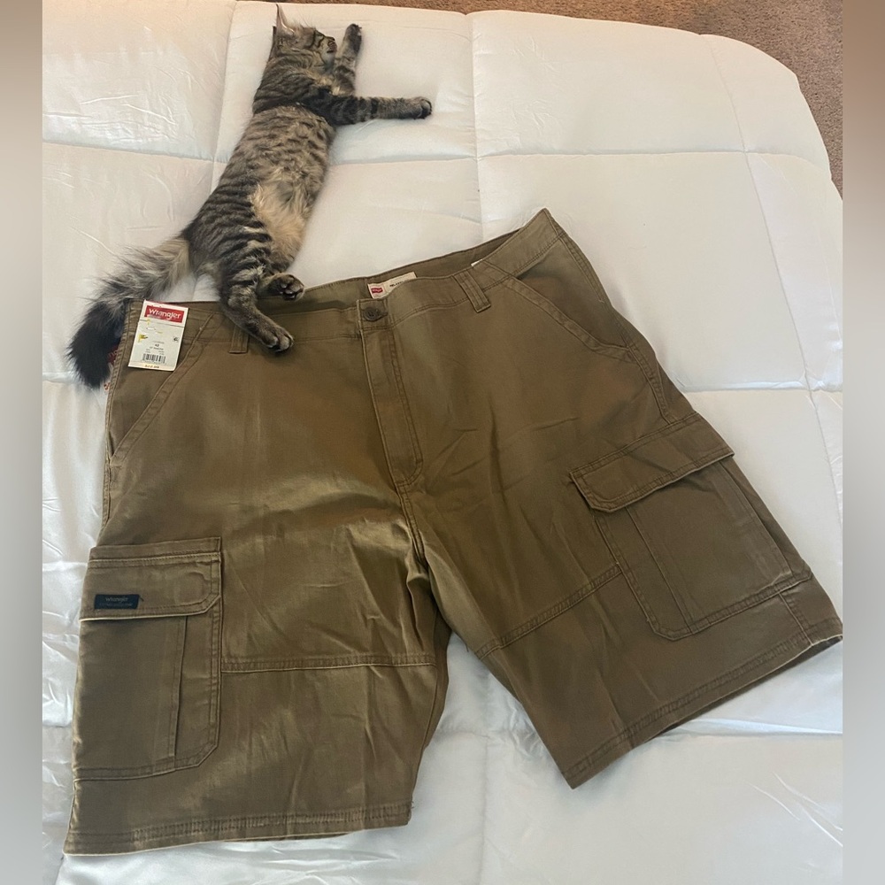 WRANGLER CARGO SHORTS. NWT. Relaxed Fit.